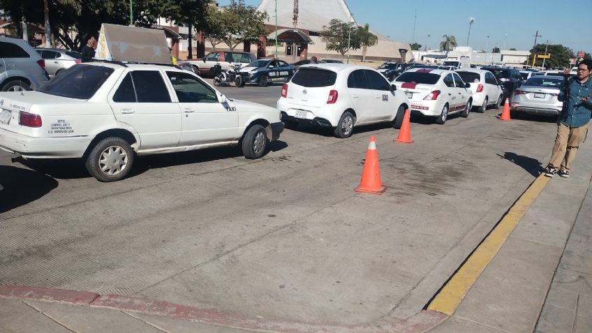Cd. Obregón: Se manifiestan taxistas frente a Palacio Municipal piden permiso temporal por fiestas navideñas