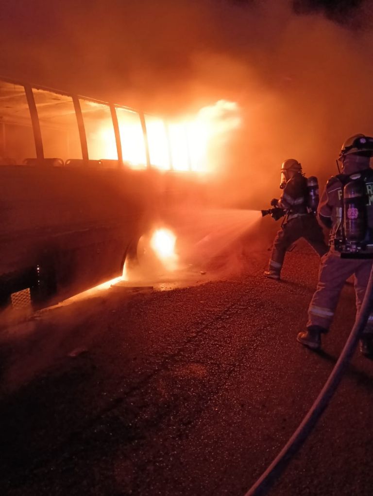Incendio consume camión de pasajeros al sur de Ciudad Obregón. Foto: Facebook
