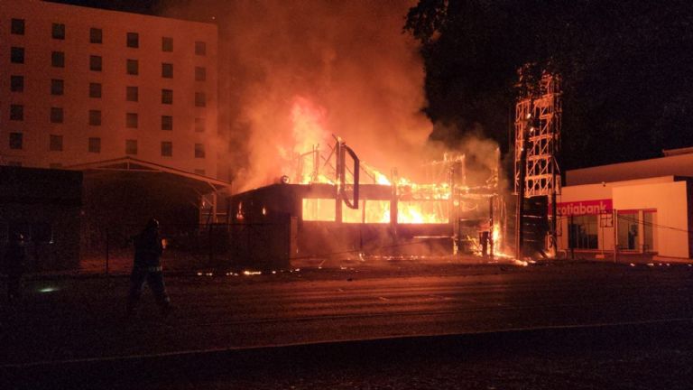 Incendio en restaurante de mariscos La 20
