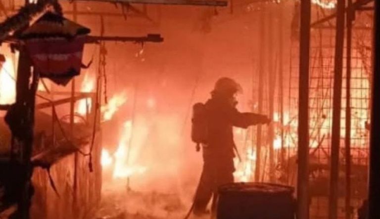 Incendio consume expo navideña en Celaya