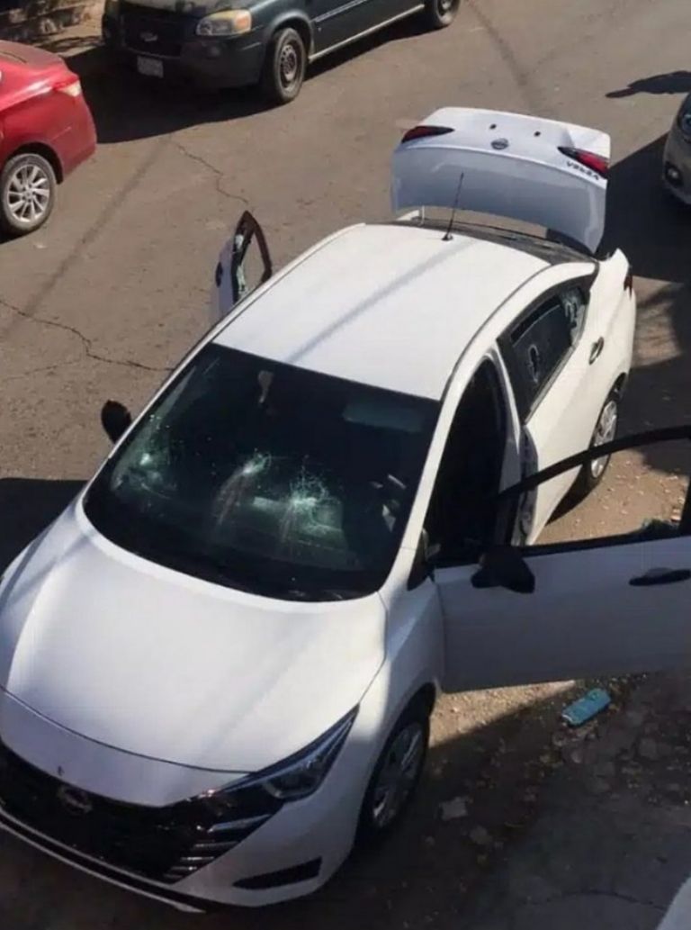 El comando disparó contra el automóvil en el que se transportaban los agentes