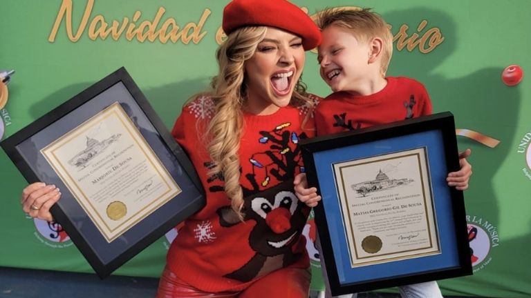 Marjorie de Sousa y su hijo Matías