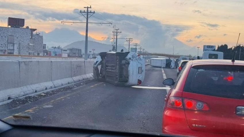 Accidente en la México-Puebla causa caos: Choque entre combi y vehículo particular