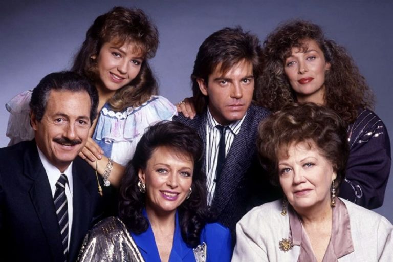 Inés Morales con elenco de 'Quinceañera'