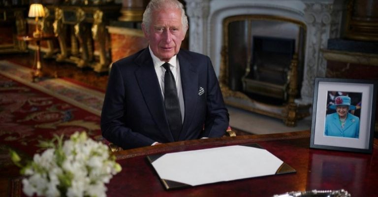 Rey Carlos III es hospitalizado por complicaciones del cáncer