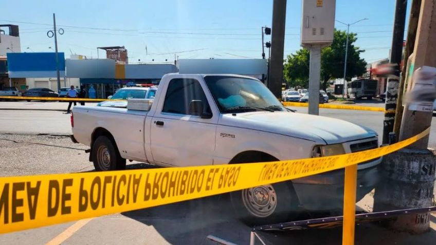 Viajaban en un camioneta y fueron baleados en Culiacán; se estrellaron con un poste