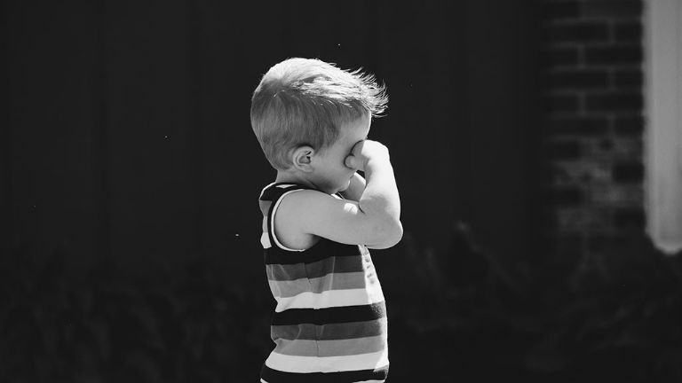 Menor resulta herido de bala en su propia casa