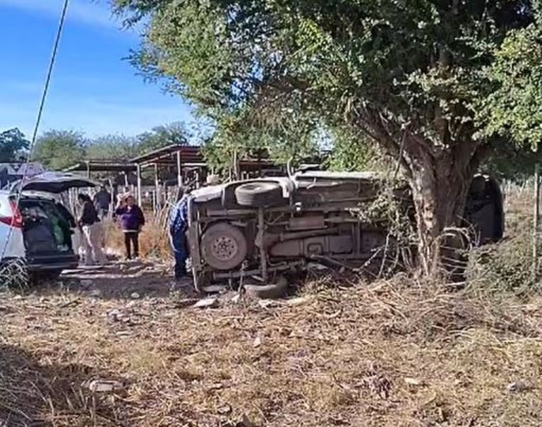 La camioneta terminó volcada sobre su costado