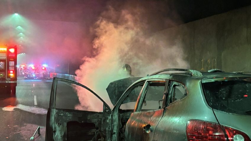 VIDEO: Vehículo se incendia en pleno Periférico, a la altura de Chapultepec