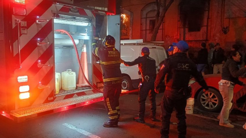 VIDEO: Fuerte incendio consume hotel en la Guerrero; 4 muertos, había niños al interior