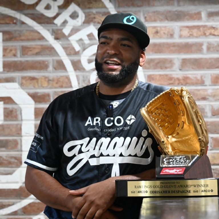 El jugador de los Yaquis con su Guante de Oro