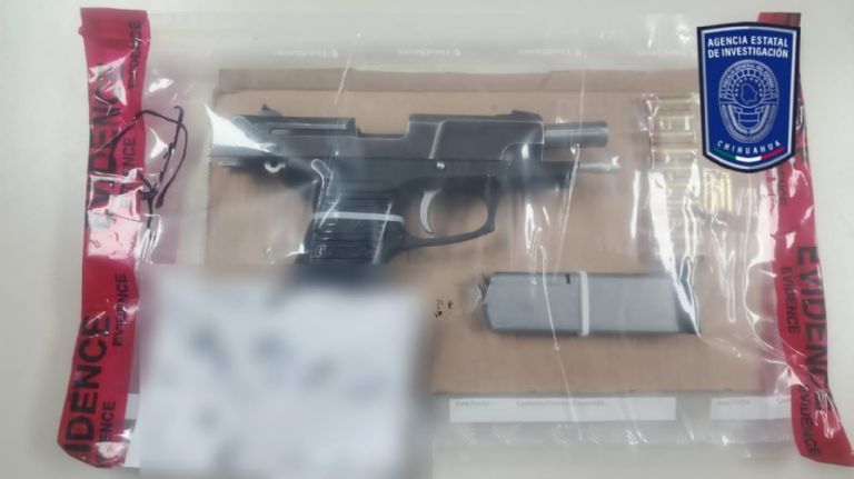 La pistola incautada durante la acción de cateo