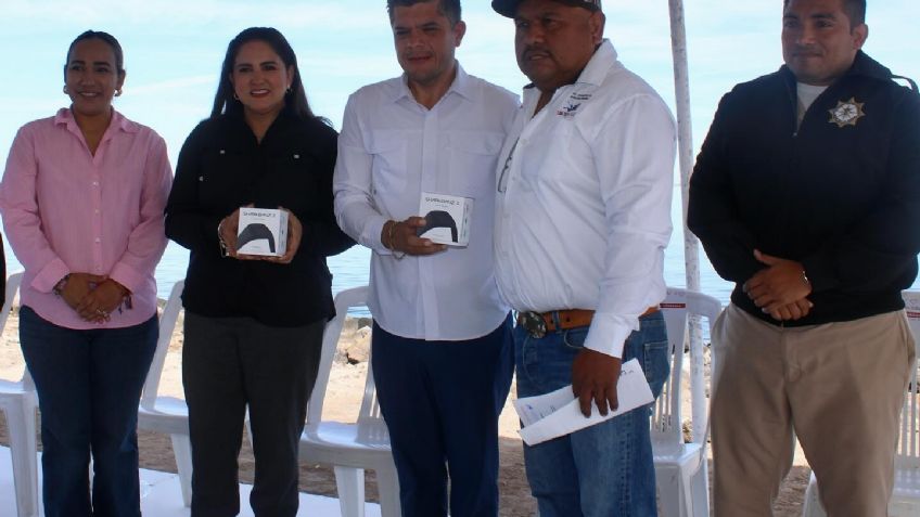 Buzos y pescadores de Huatabampo reciben brazaletes espanta tiburones