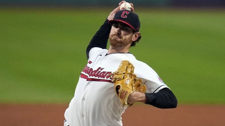 Shane Bieber llega a un acuerdo para regresar con los Guardians en 2025