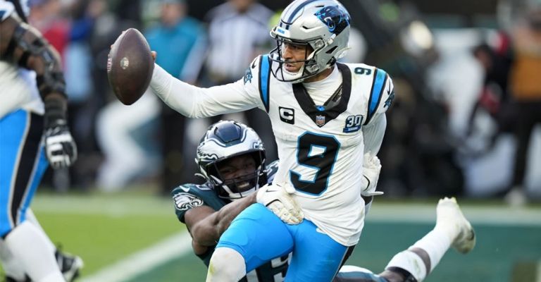 Young es capturado por al defensa de los Eagles