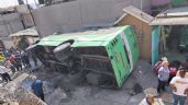Foto ilustrativa de la nota titulada Tragedia en Tlalnepantla: VIDEO capta caída de camión de pasajeros desde 4 mts de altura