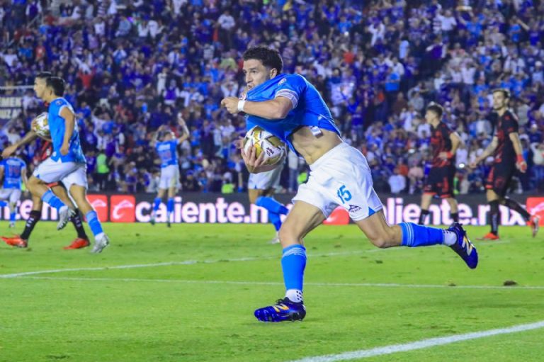 Investigan a Cruz Azul tras bronca en vestidores