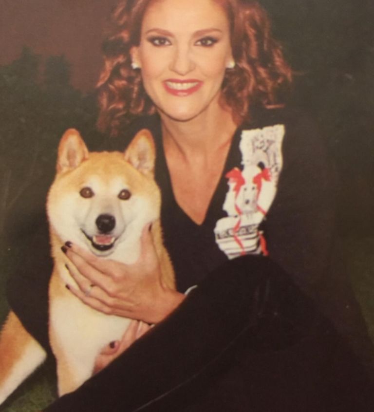 Chantal Andere se viste de luto por la muerte de su perro