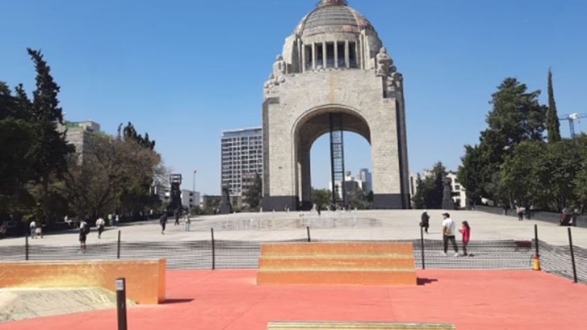 Artista Stefan Brüggeman diseña pista de patinetas instalada en el Monumento a la Revolución