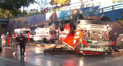 Emergencia en Circuito Interior por volcadura de camión de Bomberos de la Ciudad de México