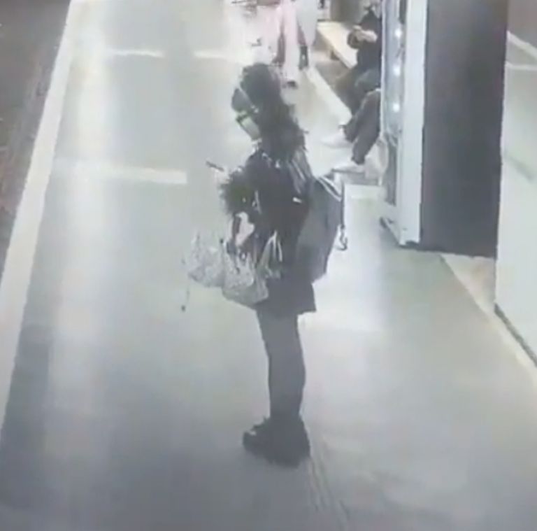 Indignación en Barcelona: Hombre golpea sin motivo a 10 mujeres en el metro y queda en libertad