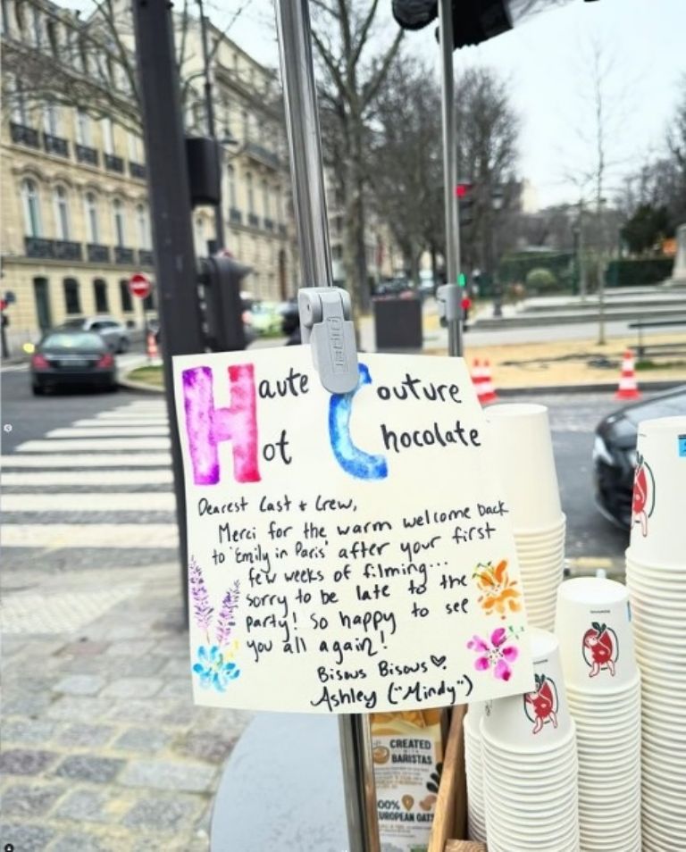 Ashley Park celebra el regreso de la temporada 4 de 'Emily in Paris' con imágenes del set