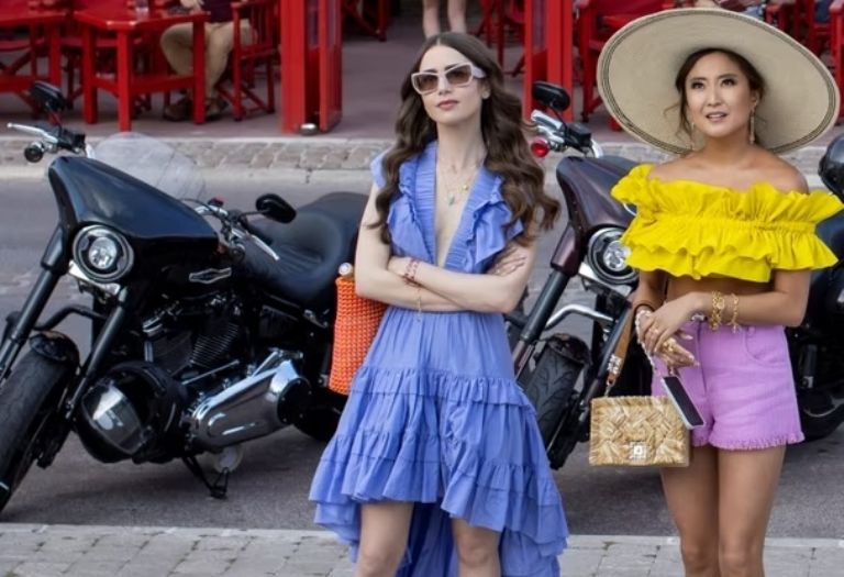 Ashley Park celebra el regreso de la temporada 4 de 'Emily in Paris' con imágenes del set