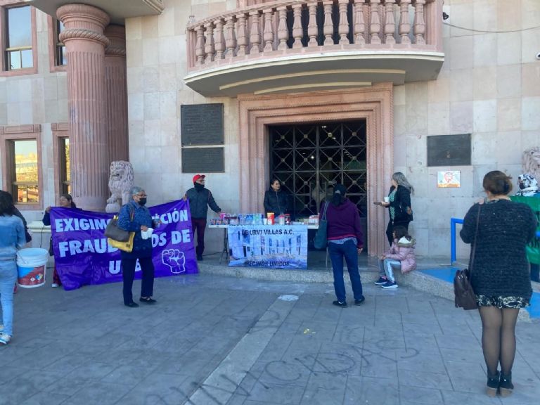 Los manifestante cerraron la calle frente al Palacio Municipal de Cajeme