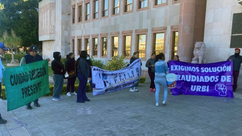 Vecinos cierran calle de Ciudad Obregón para pedir solución a problema patrimonial