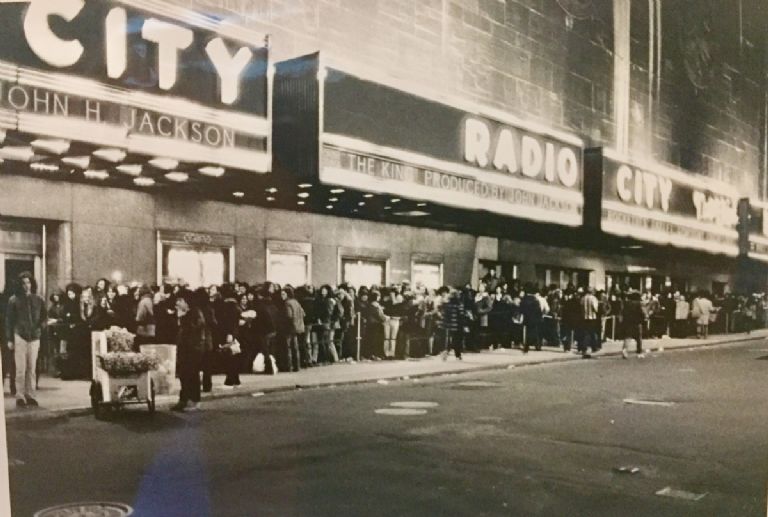 El legendario concierto de David Bowie en Radio City Music Hall: una noche para recordar