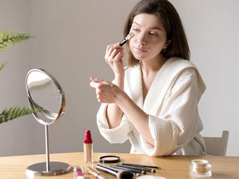 Evita maquillarte viendo hacia abajo si tienes párpados caídos