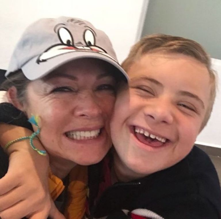 Critican a Lety Calderón por aceptar llevar a su hijo al tabledance