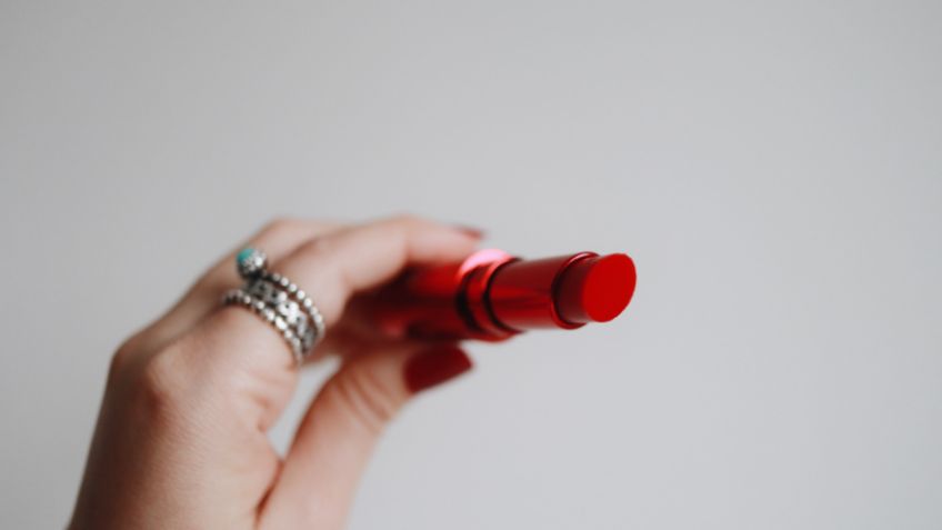 La sencilla técnica de una maquilladora para conseguir un labial sin transferencia