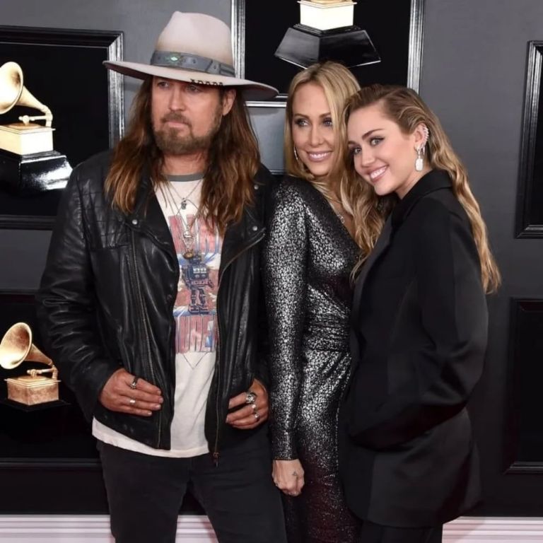 Miley Cyrus, Tish y Billy Ray Cyrus