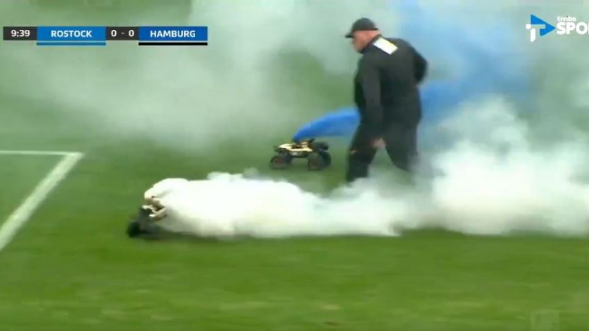 VIDEO: Fans del Hansa Rostock protestan con autos a control remoto con bengalas