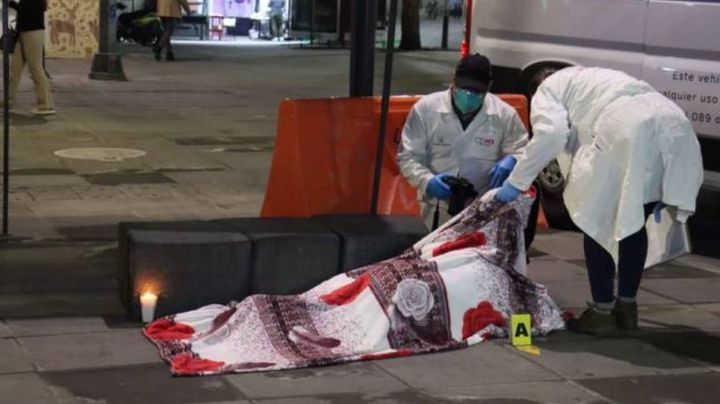 Terrible final: Indigente muere de frío en Plaza Garibaldi; le decían 'El Barbitas'