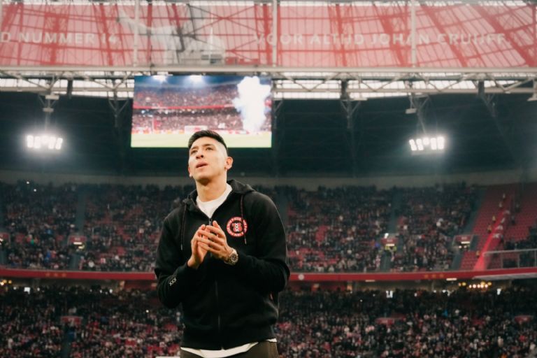 Homenaje del Ajax a Edson Álvarez