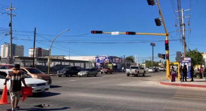 Instalan nuevos semáforos en el crucero de la calle Sufragio Efectivo y Norte