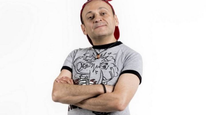 Lalo España le da la sorpresa de su vida a una fan y ella lo hace llorar por su reacción