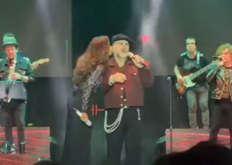 Lucero dio beso a Mijares en pleno concierto