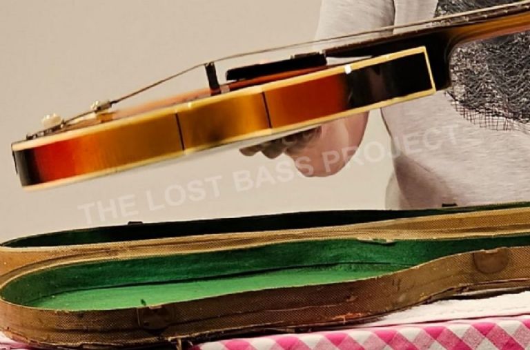 Mujer que encontró el famoso bajo de Paul McCartney exige recompensa por su devolución