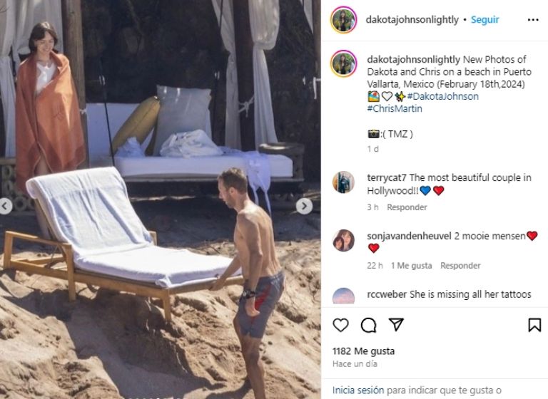 Chris Martin y Dakota Johnson con un camastro en una playa de Puerto Vallarta