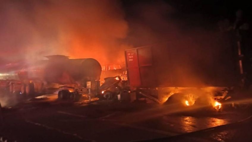 Choque entre vehículos pesados desata un aparatoso incendio en la autopista Saltillo-Monterrey