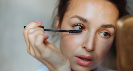 Contorno de ojos: Este error que puede provocar arrugas al aplicar la máscara de pestañas