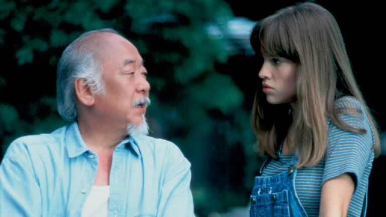 Hilary Swank Karate nos quita el sueño de un cameo en 'Cobra Kai'