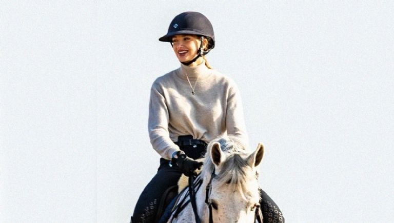 hijastra de Salma Hayek sufre fractura tras accidente de caballo