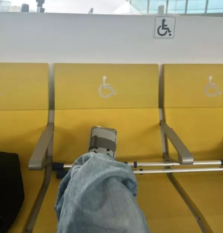 hijastra de Salma Hayek sufre fractura tras accidente de caballo