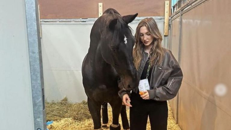 hijastra de Salma Hayek sufre fractura tras accidente de caballo