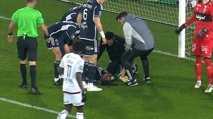 Exjugador de Rayados, Alberth Elis, es inducido a coma tras fuerte choque de cabezas