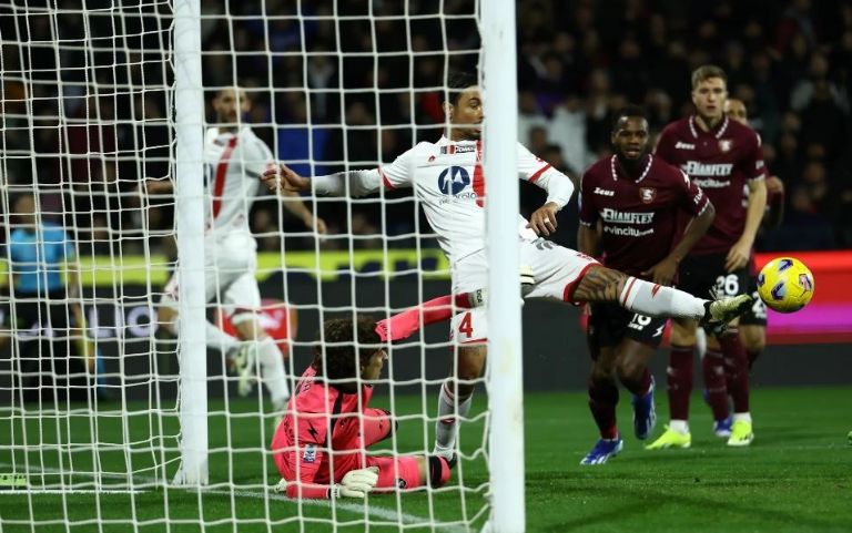 Hijo de Paolo Maldini le anota gol a Guillermo Ochoa y Salernitana suma nueva derrota